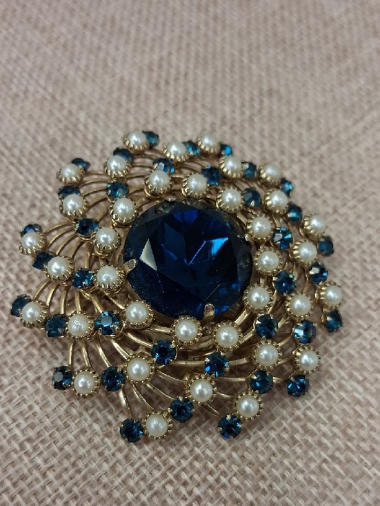 Source Unknown Jewelry - Blue Crystal Pearl Cluster Brooch Gold Tone Statement Pin Costume OS